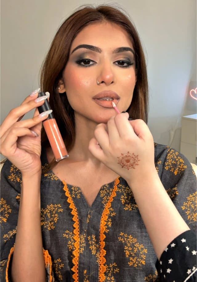 The foundation that blends like silk, feels like skin, and stays flawless all the day ???? No cracks