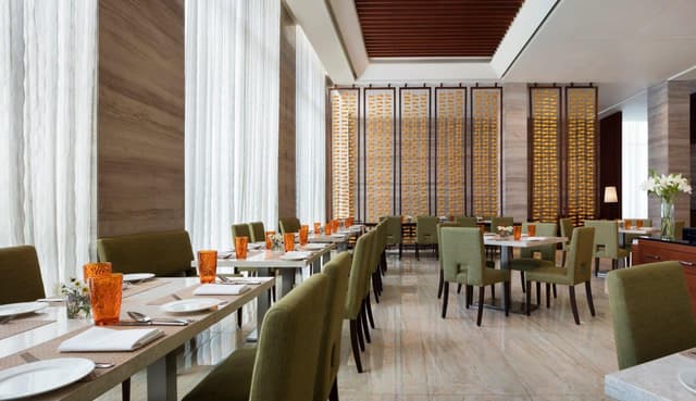 MoMo Cafe - Courtyard By Marriott