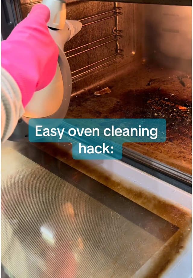 🌟Get your oven Christmas-ready with this cleaning hack: 1️⃣Steam away the grime: use a steam cleane