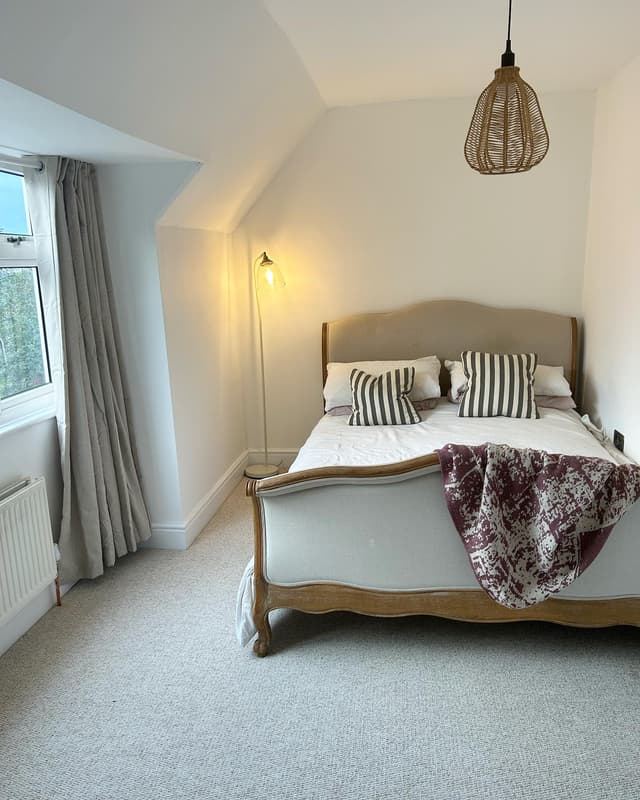 Still a bit of tarting up to do but we have a finished guest bedroom! This was the room that got neg