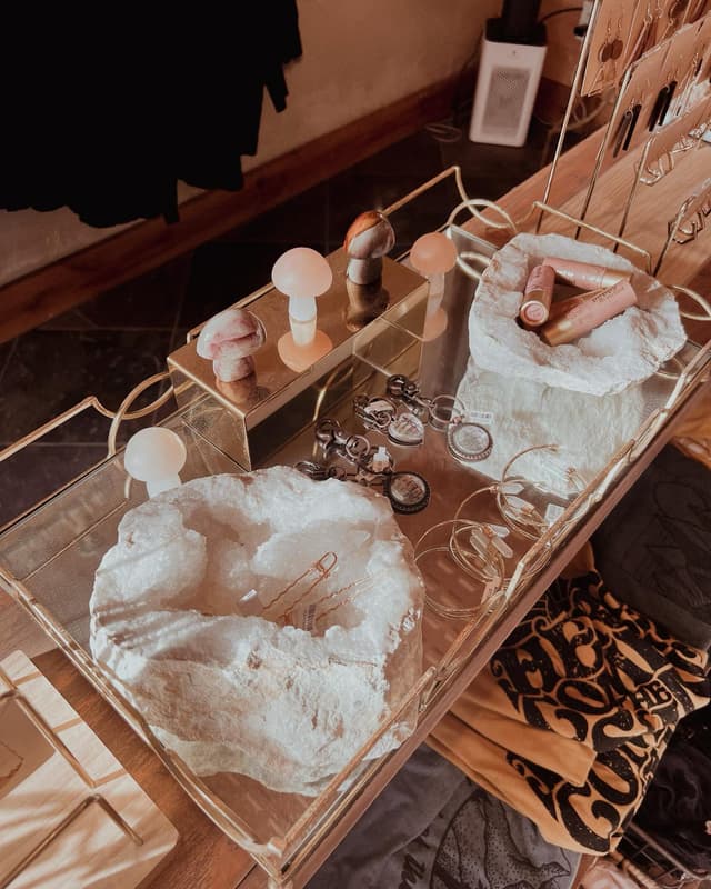 🤍 For the crystal girlies! 🤍 Stop by to check out all of our home decor items!

•
•
•
📸 @reagannn