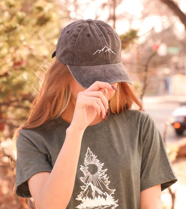 🤍 Another perfect cold weather accessory! 🤍 
Featuring our Mountains Baseball Cap!

•
•
•
📸 @noel
