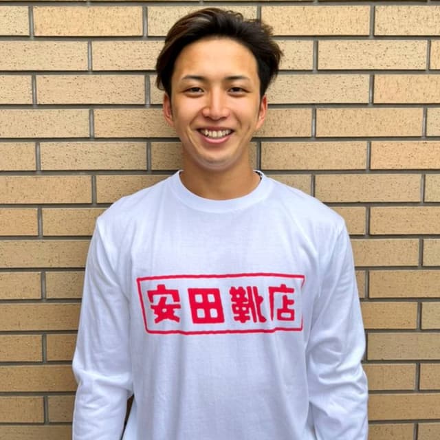 【着用写真公開⚽】

#浦和レッズ
#大畑歩夢 選手

が、#YASUDA90周年 の限定Tシャツの着用写真を送ってくれました！

「安田靴店ロングスリーブ Tシャツ」

唯一のロン