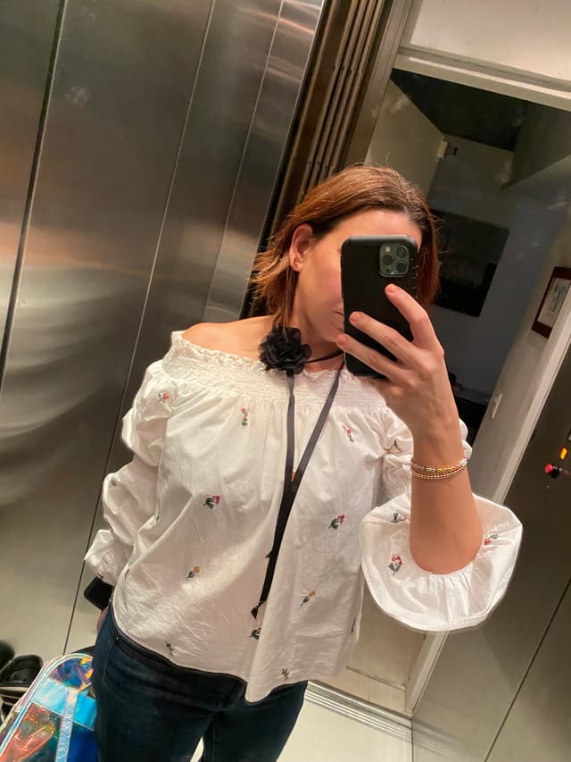 Me encanto mi choker de flor, me chulearon mucho, super levanto mi outfit junto con mi pulsera de ch