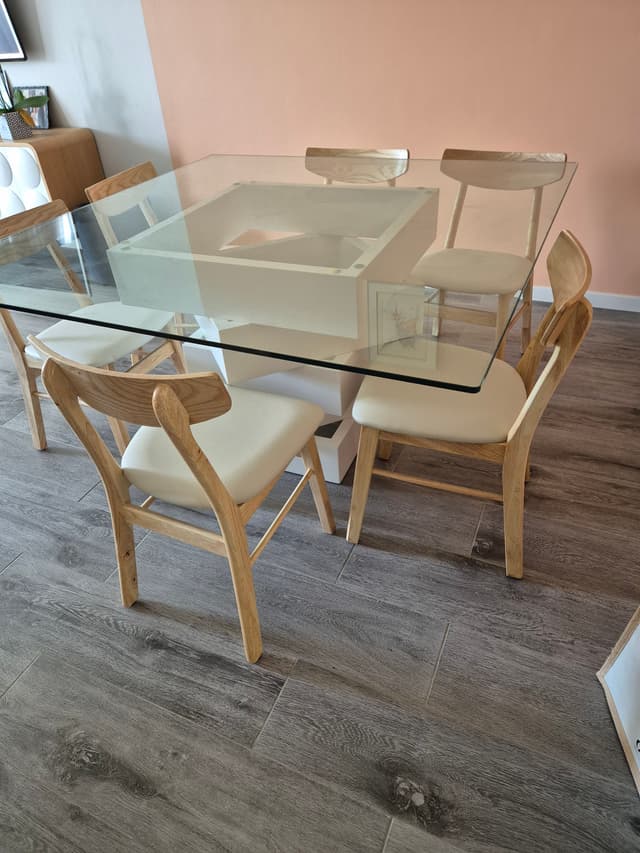 Ravie de l’alliance verre de ma table avec le beau bois naturel des chaises.